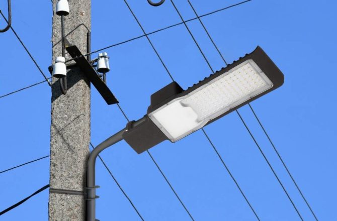 Новые светодиодные светильники и дополнительные железобетонные опоры появятся на 9 улицах Соликамского городского округа, а также в районе школы № 14